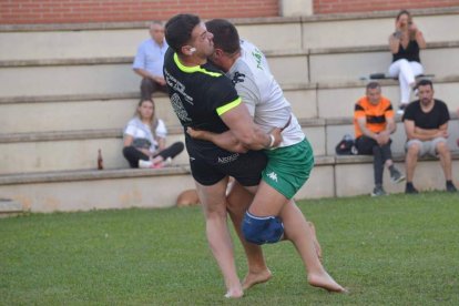 Pedro Alvarado lucha contra Tomás González. Á. QUIÑONES