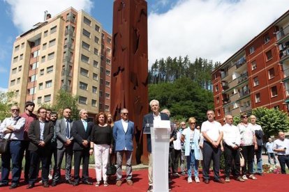 El alcalde de la localidad vizcaína de Ermua, Carlos Totorica (c), durante su discurso junto a vecinos de la localidad en el homenaje para recordar el secuestro y asesinato del concejal del PP, Miguel Ángel Blanco, por ETA hace ahora veinte años.