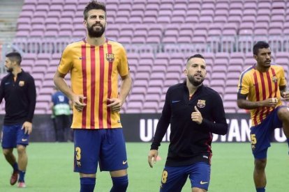 Piqué durante el calentamiento antes del partido contra el Las Palmas. Los jugadores saltaron al césped con la camiseta con la bandera catalana.