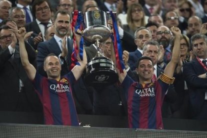 Iniesta y Xavi levantan la Copa ante Felipe VI, el 30 de mayo en el Camp Nou