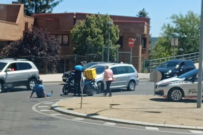 El conductor del ciclomotor, tras el accidente. DL