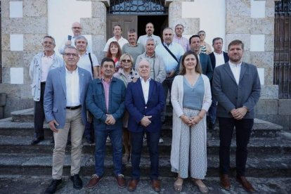 Foto de familia del encuentro de EsMontañas celebrado esta semana en Candelario, en Salamanca. DL