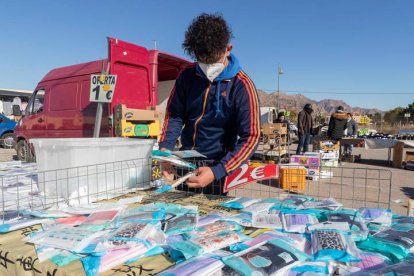 Un vendedor ambulante  de mascarillas. MARCIAL GUILLÉN