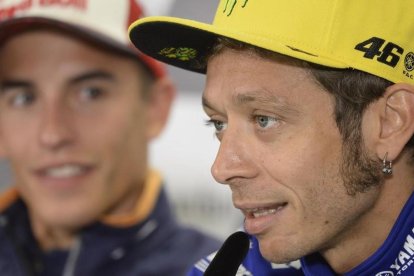 Valentino Rossi, en primer término, y, al fondo, Marc Márquez. /