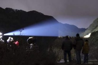 Un haz de luz ilumina el cañón del río Tera en homenaje a la memoria de las víctimas de la tragedia