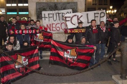 Protesta de aficionados del Reus por la situación del club.