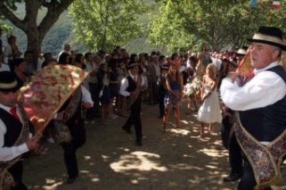 El grupo de danzantes de Chano acompañando a la virgen de su pueblo en la procesión.