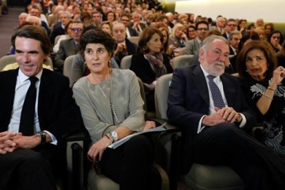 José María Aznar, junto a María San Gil, Jaime Mayor Oreja y Ana Botella, este lunes.