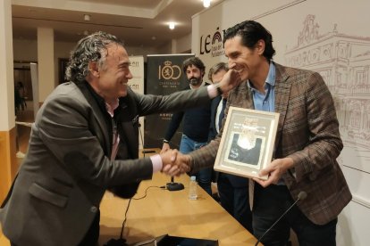 Sergio Fernández, a la derecha, recibe un obsequio del director general de la Cultural Felipe Llamazares por su participación activa en el Centenario del club leonés. DL