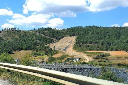 En el centro, al fondo, lugar en donde se comenzó a desmontar la montaña para el túnel paralizado. DL