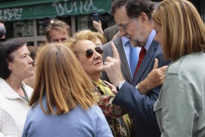 El líder del PP, Mariano Rajoy, con la secretaria general de su partido, Dolores de Cospedal, en un paseo por Guadalajara.