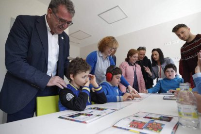 Alicia García y Silván con un grupo de niños. RAMIRO