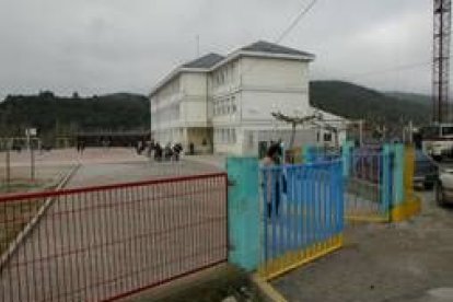 La imagen de archivo muestra la entrada y el colegio rural agrupado de Puente de Domingo Flórez