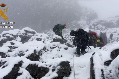 Efectivos del Greim participando en las tareas de rescate de los tres alpinistas fallecidos