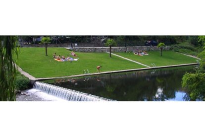 Vista de la playa fluvial de Friera en el municipio de Sobrado, uno de los lugares acondicionados para el baño.