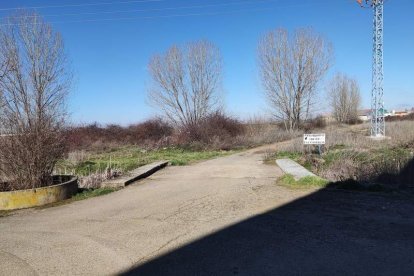 Uno de los pasos actuales a la zona del nuevo camping. MEDINA