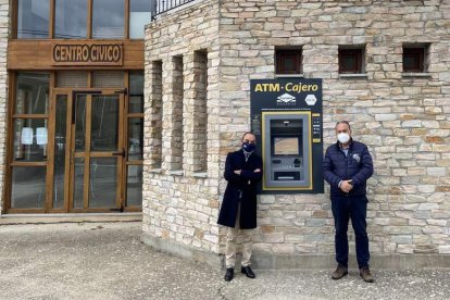 El director regional de Euronet y el alcalde de Molinaseca. DL