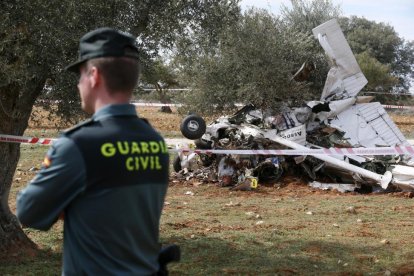 Aspecto en el que ha quedado la avioneta, que había salido de Sabadell, tras estrellarse este miércoles entre las localidades madrileñas de Perales de Tajuña y Valdilecha.