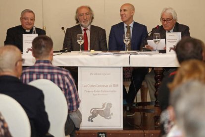 Rogelio Blanco y el alcalde, en la presentación del libro.