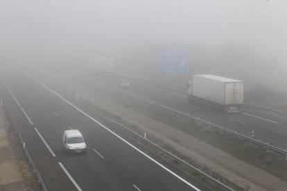 Niebla en la carretera a la altura de Ponferrada. L. DE LA MATA