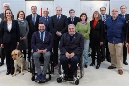 El presidente Herrera (c), junto a la consejera de Familia, Garcia (d), posan con los responsables de Cermi Castilla y León. NACHO GALLEGO