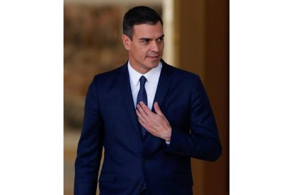 Pedro Sánchez ayer, minutos antes de recibir al primer ministro de Luxemburgo. SEBASTIÁN MARISCAL