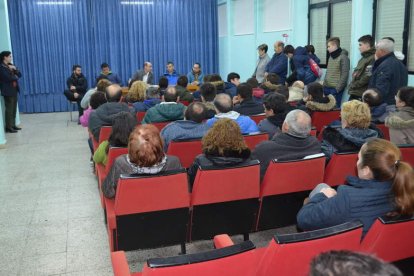 Más de un centenar de vecinos acudieron el martes a la reunión en el González de Lama. MEDINA