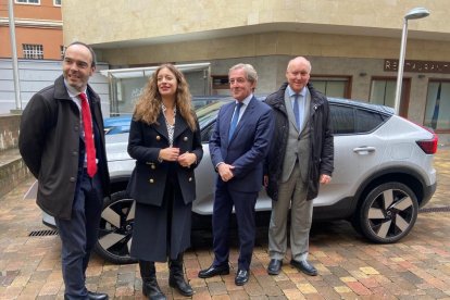 Alfonso Arroyo, Ester Muñoz, Javier Vega y Fernando del Campo, con el vehículo eléctrico. RAMIRO