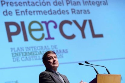 El presidente de la Junta, Alfonso Fernández Mañueco, en la presentación del Plan Integral de Enfermedades Raras. NACHO GALLEGO