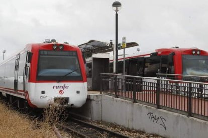 Trenes en el apeadero de la Asunción, ayer, en la fecha prevista para el inicio del cambio de transporte en Feve. RAMIRO