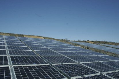 Imagen de archivo de paneles solares instalados en la comarca del Bierzo. VÍCTOR ARIAS