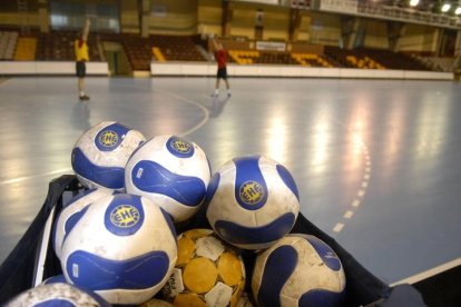 Balones en un entrenamiento del Ademar. DL