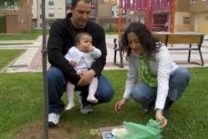 Unos padres descubren la placa que, al lado del árbol, tendrá su hija en recuerdo de su nacimiento