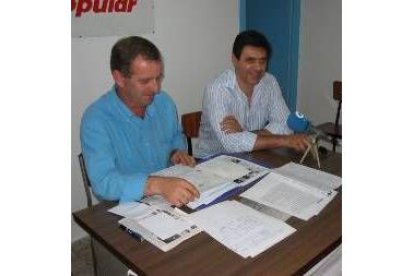 Nistal ayer junto al secretario comarcal Juan Manuel Suárez