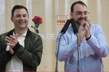 Cendón y Barbón, ayer en la fiesta socialista de la Rosa en Sahagún. J. CASARES