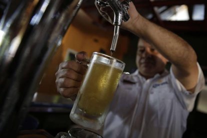 Un camarero prepara una caña de cerveza. RODRIGO SURA