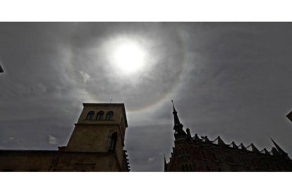 Un halo ilumina la mañana en León. RAMIRO