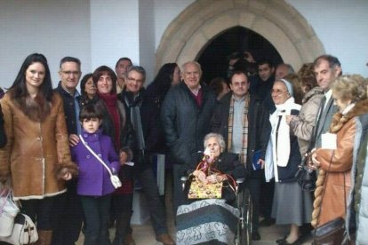 La familia celebra con Claudia su cumpleaños.