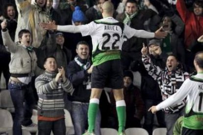 Ariel celebra su gol ante el Valencia que adelantaba a los locales.