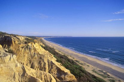 Playa del Parque Natural de Arrábida, en la Región de Lisboa. Abajo, el faro del Cabo da Roca, en el parque natural de Sintra-Cascáis. En la otra página, marismas de la reserva natural del Estuario del Sado.