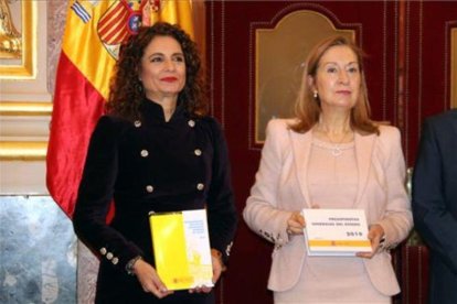 María Jesús Montero y Ana Pastor con los presupuestos de 2019.