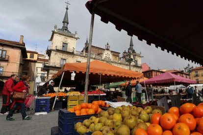 Los comerciantes continuarán con las carpas viejas y deterioradas por el momento. SECUNDINO PÉREZ