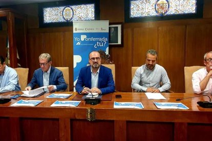 Javier Morán, Javier Vega, Marco Morala, David Pacios y Luis Antonio Moreno, ayer en el consistorio. DL