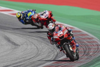 Dovizioso se llevó el triunfo en el circuito Red Bull de Spielberg por delante de Joan Mir. CHRISTIAN BRUNA