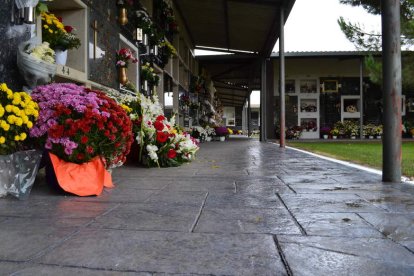 Imagen del hormigón impreso a modo de baldosín colocado recientemente en el cementerio. DL