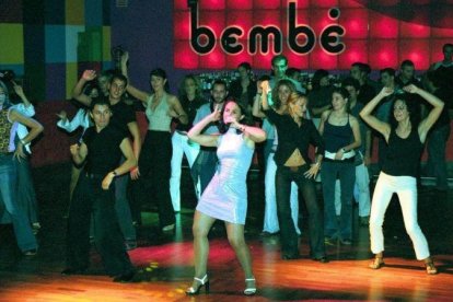 Mujeres bailando en una discoteca.