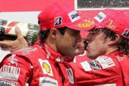 Fernando Alonso y Felipe Massa, en el podio del circuito de Hockenheim.