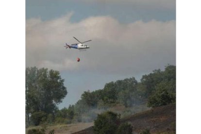 El helicóptero en la labores de extinción en Abadengos.