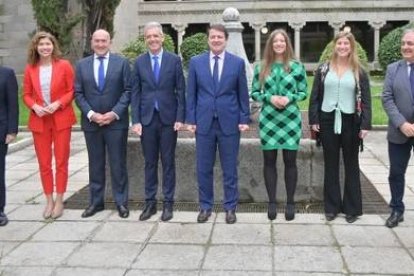 Ester Muñoz, a la izquierda de Alfonso Fernández Mañueco, durante la toma de posesión del nuevo delegado de la Junta en Ávila. DL