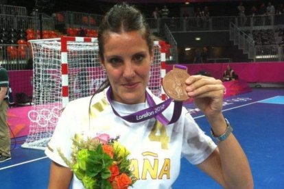 Cristina González posa con los trofeos del balonmano femenino.